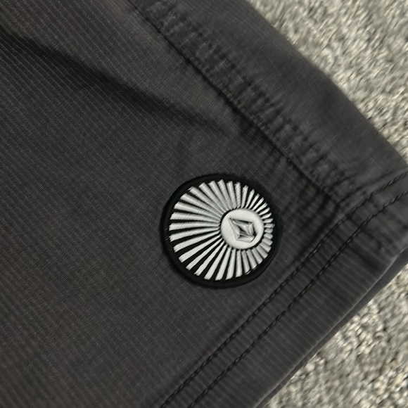 Volcom men’s shorts - Picture 2 of 2